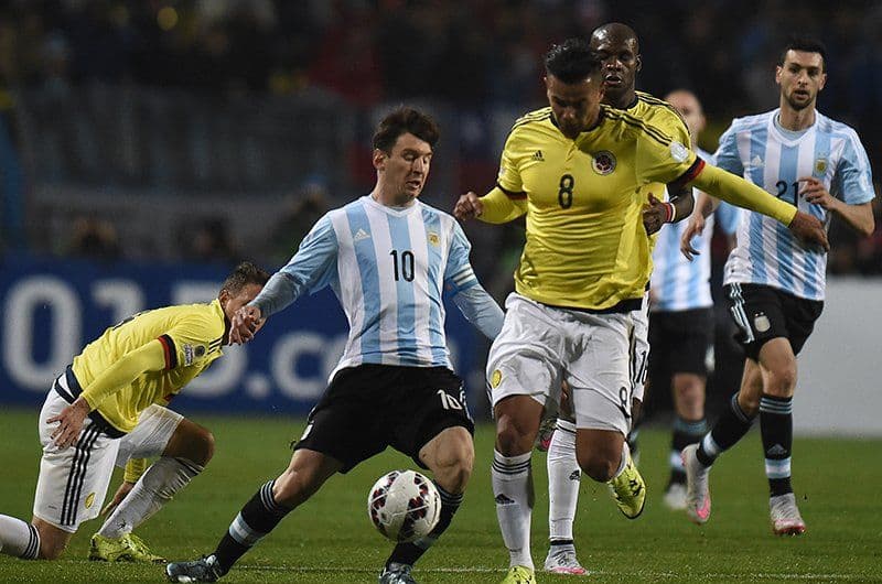 Букмекеры: Аргентина с трудом победит Колумбию