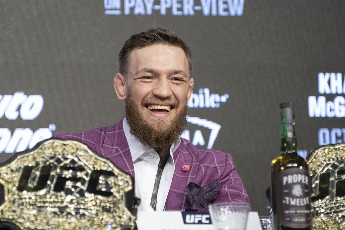 Конор Макгрегор внес свою лепту в Bottle Cap Challenge и передал эстафету Флойду Мейвезеру