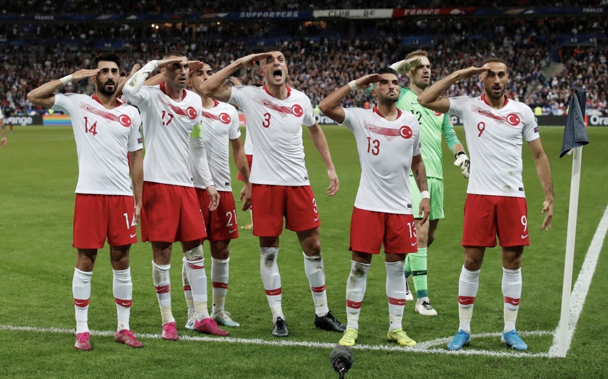 Сборная Турции снова показала воинское приветствие