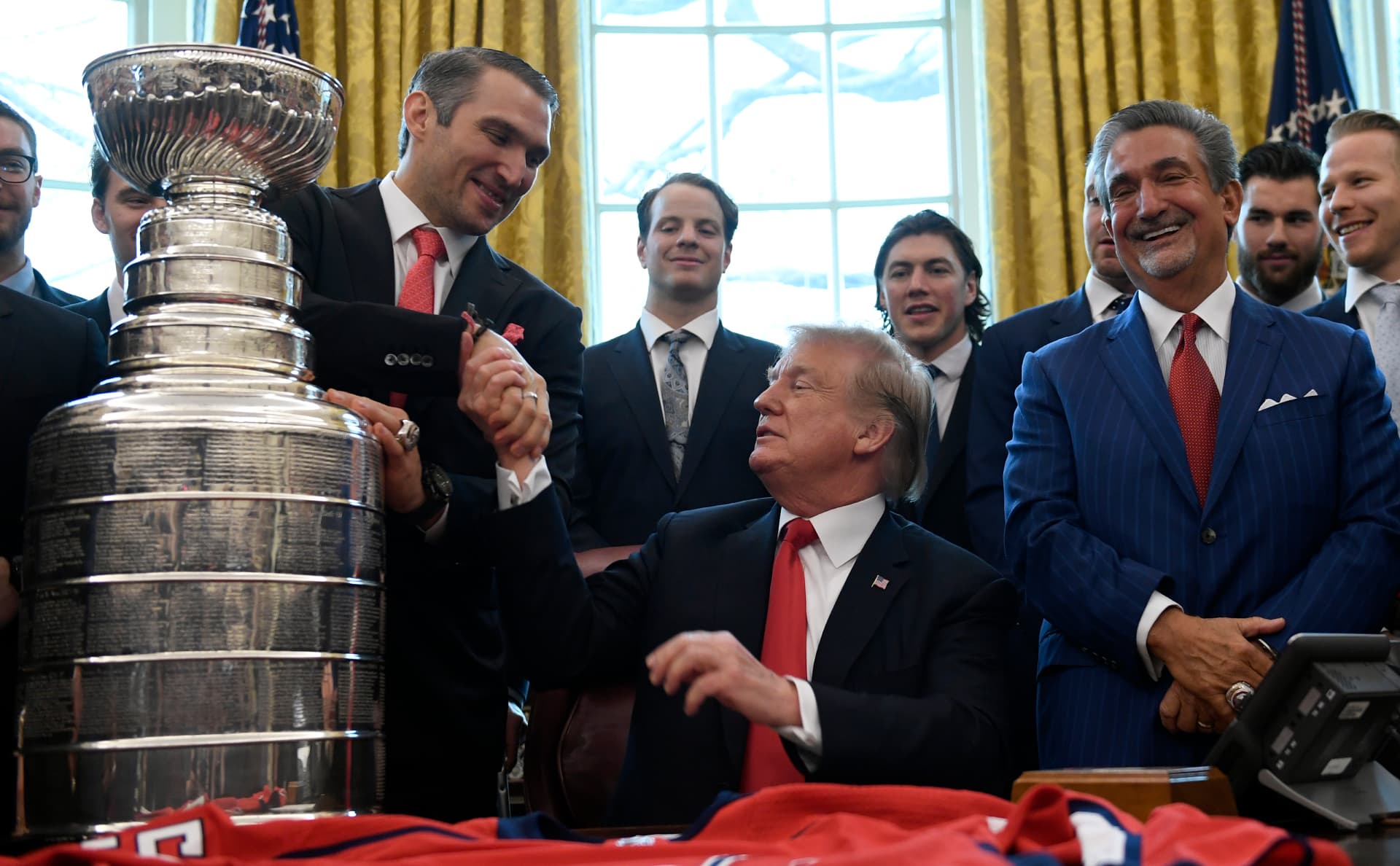 Жена Овечкина рассказала о встрече хоккеиста с Трампом на вилле президента США