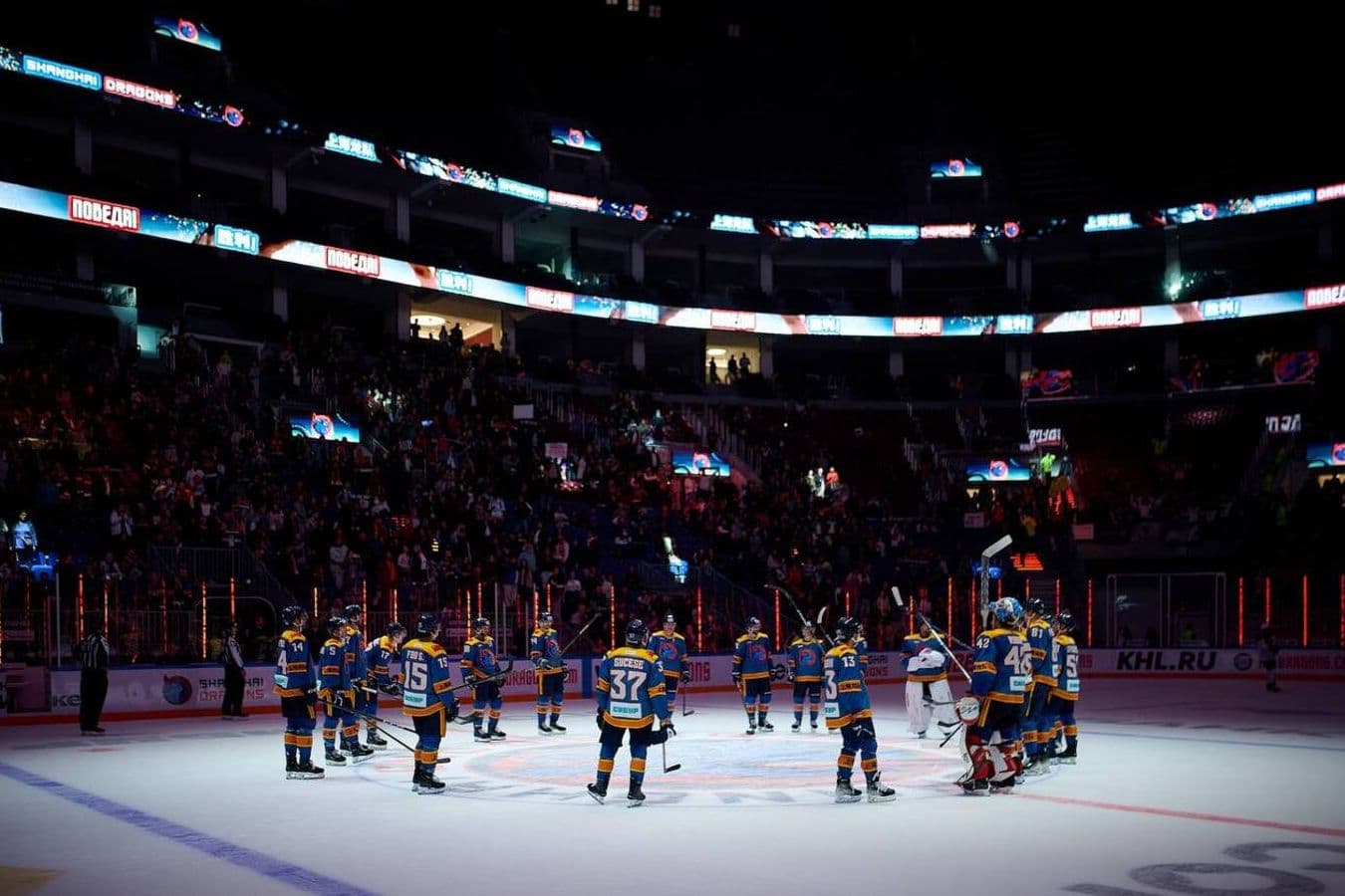 Болельщики обменяли более 500 единиц атрибутики СКА на шарфы «Шанхай Дрэгонс»