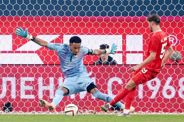 Педро Гальесе против Алексея Миранчука. Фото: РИА Новости