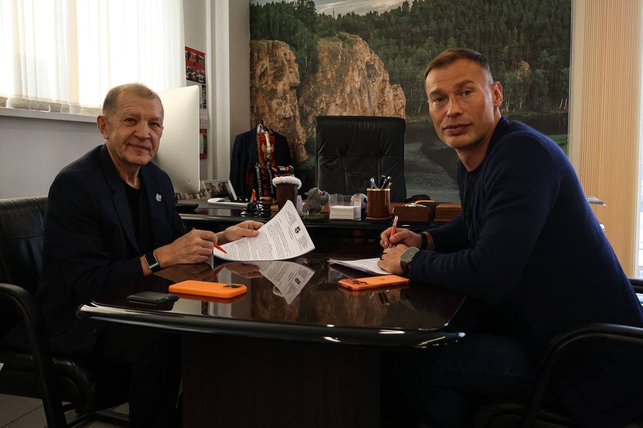 Василий Березуцкий (справа). Фото: ФК «Урал»