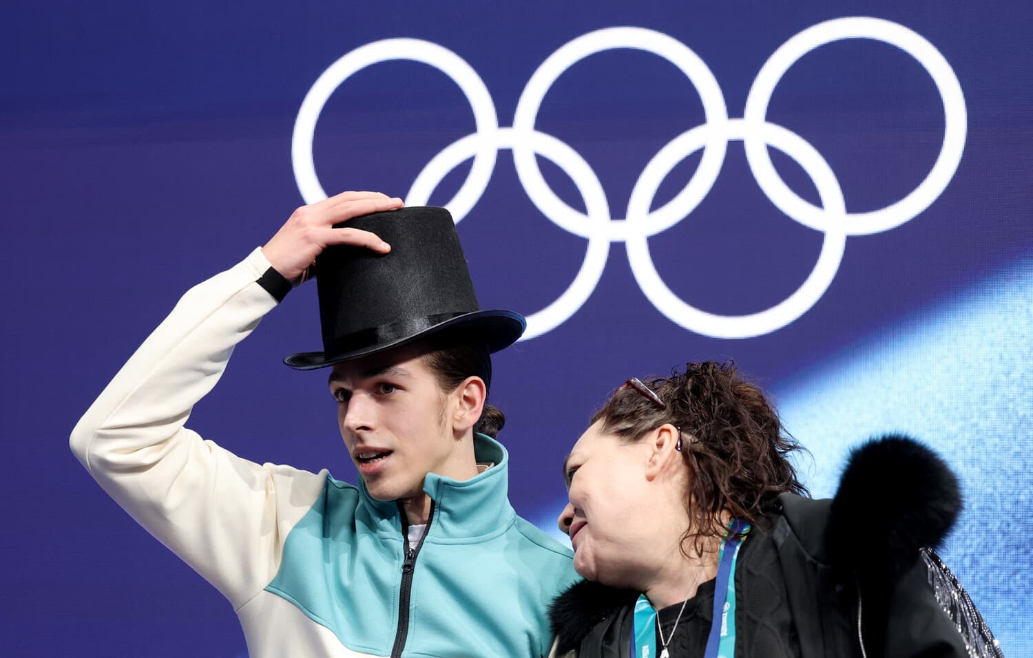 Петр Гуменник с тренером Вероникой Дайнеко. Фото: Reuters