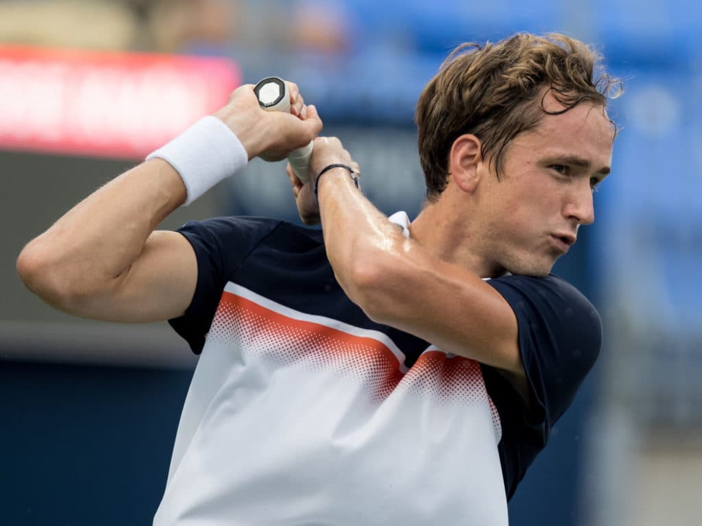 Россиянин Даниил Медведев вышел в четвертьфинал на теннисном турнире серии Мастерс в Монреале