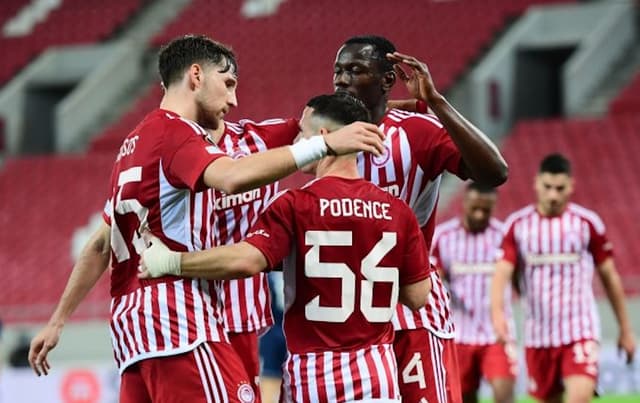 «Олимпиакос» победит «Панатинаикос» во втором матче 1/8 финала Кубка Греции 17 января