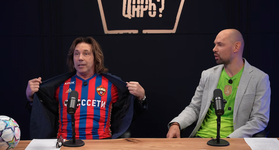 «Мне неудобно, чешется!». Мостовой надел футболку ЦСКА после проигранного спора с Игнашевичем